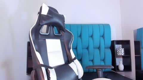 alannaughty_ online show from January 24, 2025, 11:34 pm