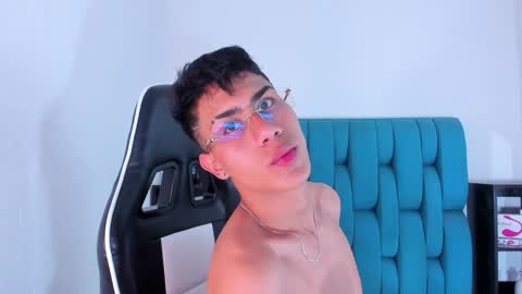 alannaughty_ online show from February 8, 2025, 4:57 am