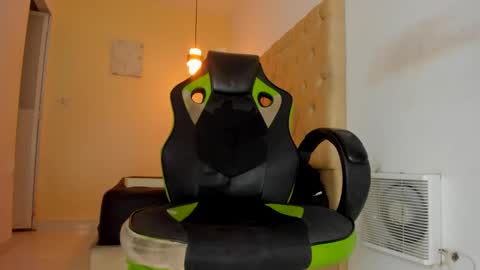 alantrickz365 online show from October 22, 2025, 2:01 am