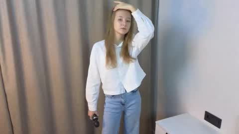 Lola online show from October 24, 2025, 4:20 am