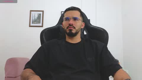 alejandroo_7 online show from November 12, 2025, 6:19 pm