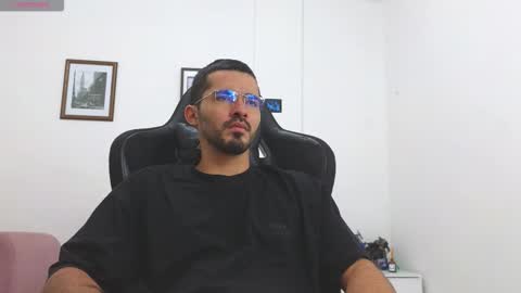 alejandroo_7 online show from December 5, 2025, 6:37 pm