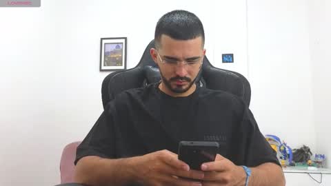 alejandroo_7 online show from January 9, 2026, 6:42 pm