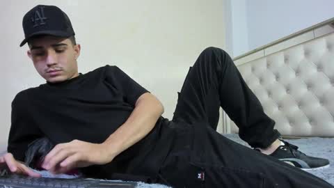 alejo_gray1 online show from November 7, 2025, 3:17 am