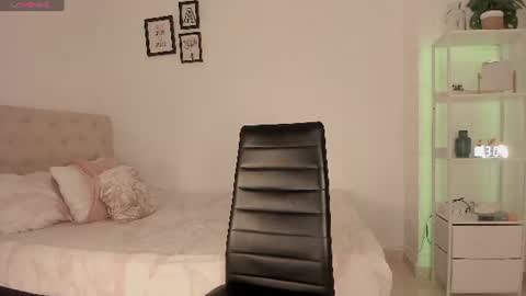 Snapshot of alesay_dreams chatting on August 8, 2026, 2:36 am Alesay online show from August 8, 2026, 2:36 am