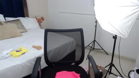 Snapshot of alessia_beth chatting on February 17, 2025, 9:41 pm ALESSIA online show from February 17, 2025, 9:41 pm