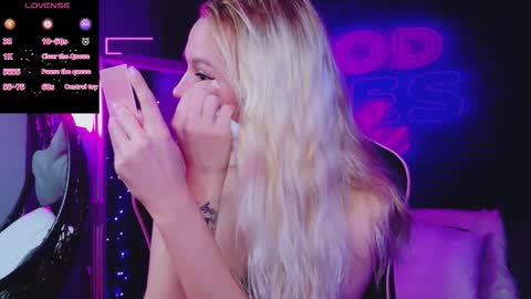 alessiacroft online show from December 16, 2025, 3:44 am