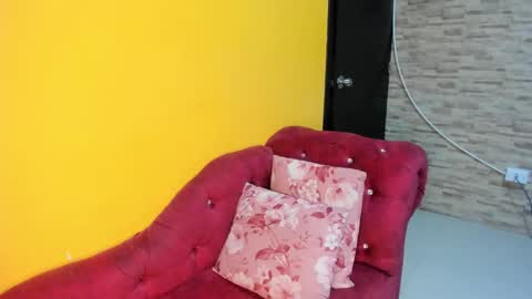 alexaa_small online show from September 12, 2025, 2:22 am