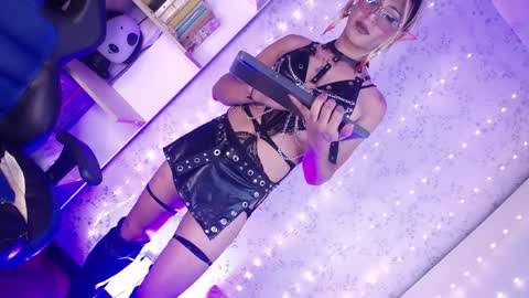 alexaavandercloude online show from April 10, 2026, 8:02 pm