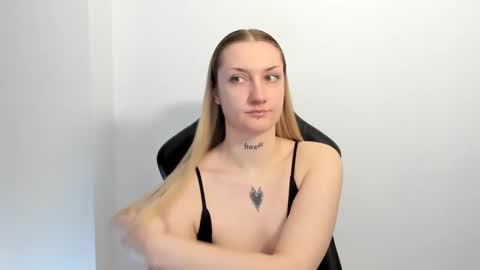 Snapshot of alexafragile chatting on May 25, 2026, 12:11 pm Alexa online show from May 25, 2026, 12:11 pm