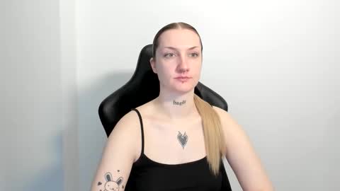 Snapshot of alexafragile chatting on June 1, 2026, 11:34 am Alexa online show from June 1, 2026, 11:34 am