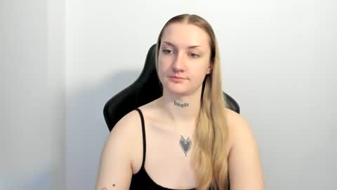 Snapshot of alexafragile chatting on June 20, 2026, 11:24 am Alexa online show from June 20, 2026, 11:24 am