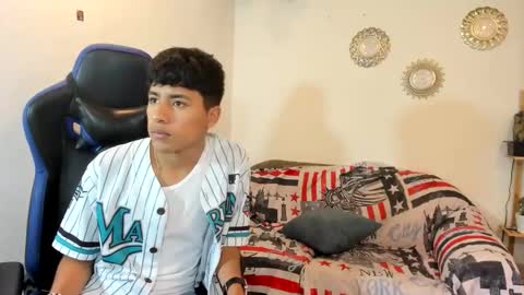 chicos hot online show from October 17, 2025, 1:46 pm