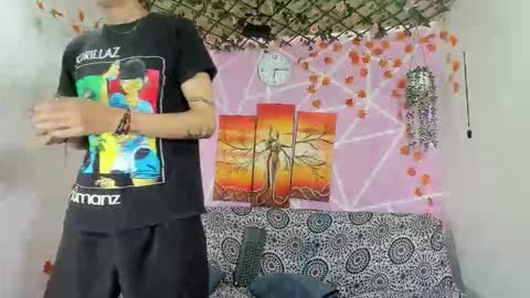 chicos hot online show from December 15, 2025, 4:33 pm