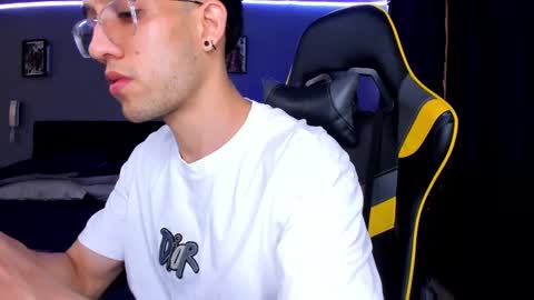 Snapshot of alexgiraldo__ chatting on September 24, 2025, 2:42 pm alexgiraldo__ online show from September 24, 2025, 2:42 pm