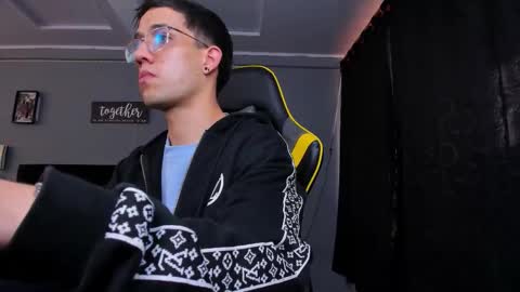 Snapshot of alexgiraldo__ chatting on October 25, 2025, 12:13 pm alexgiraldo__ online show from October 25, 2025, 12:13 pm