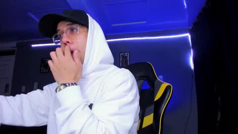 Snapshot of alexgiraldo__ chatting on October 30, 2025, 10:16 am alexgiraldo__ online show from October 30, 2025, 10:16 am