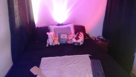 alice_m00nn online show from December 17, 2024, 12:00 pm