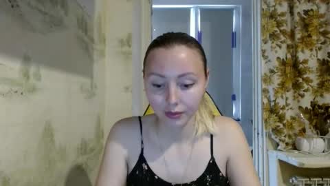 Snapshot of alice_smiles chatting on May 18, 2026, 12:00 pm Alice smiles online show from May 18, 2026, 12:00 pm