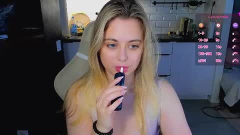 Snapshot of alice_wander chatting on June 17, 2026, 2:14 am Alice online show from June 17, 2026, 2:14 am