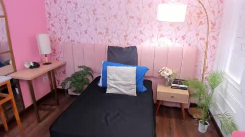 Alice and Asia online show from December 21, 2025, 4:14 pm