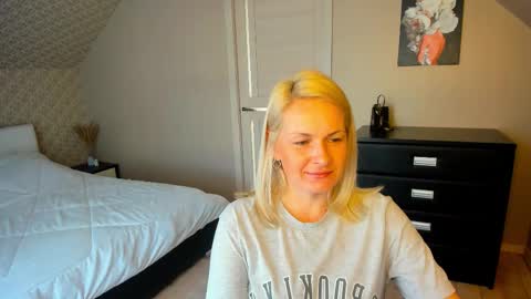 Snapshot of alicee__grace chatting on November 26, 2025, 9:54 am Alicee online show from November 26, 2025, 9:54 am
