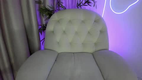 Snapshot of alicelevine chatting on April 28, 2026, 4:17 am AliceLevine online show from April 28, 2026, 4:17 am