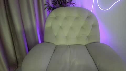 Snapshot of alicelevine chatting on May 20, 2026, 4:18 am AliceLevine online show from May 20, 2026, 4:18 am
