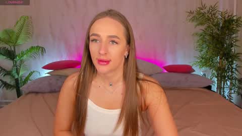 Mia online show from December 1, 2025, 1:54 am