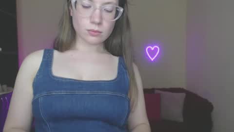 Snapshot of alicia_folow chatting on February 22, 2025, 4:30 pm Alicia online show from February 22, 2025, 4:30 pm