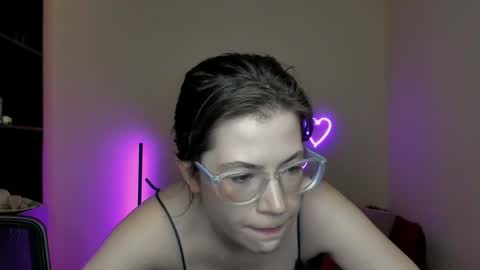 Snapshot of alicia_folow chatting on March 5, 2025, 9:59 pm Alicia online show from March 5, 2025, 9:59 pm