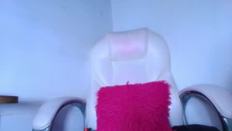 Alicia Kyse  online show from January 14, 2025, 6:02 am