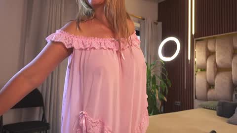 Snapshot of alicia_lang chatting on September 22, 2025, 9:17 pm Alicia Lang online show from September 22, 2025, 9:17 pm