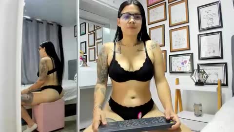Snapshot of alicia_rainbow chatting on May 5, 2026, 7:33 pm alicia_rainbow online show from May 5, 2026, 7:33 pm