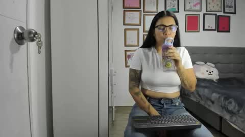 Snapshot of alicia_rainbow chatting on May 27, 2026, 3:58 am alicia_rainbow online show from May 27, 2026, 3:58 am