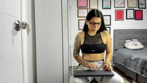 Snapshot of alicia_rainbow chatting on July 1, 2026, 4:03 am alicia_rainbow online show from July 1, 2026, 4:03 am