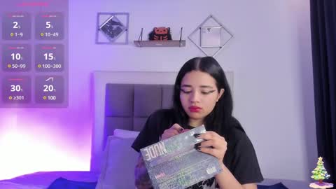 aliice_walker_ online show from January 15, 2025, 12:58 pm