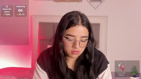 aliice_walker_ online show from January 17, 2025, 6:33 pm