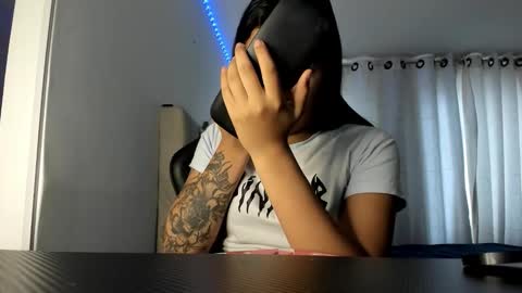 aliice_walker_ online show from October 17, 2025, 12:19 pm