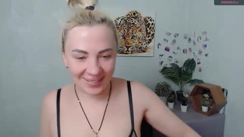 Snapshot of alinafrey_ chatting on February 4, 2026, 5:24 am Alina online show from February 4, 2026, 5:24 am