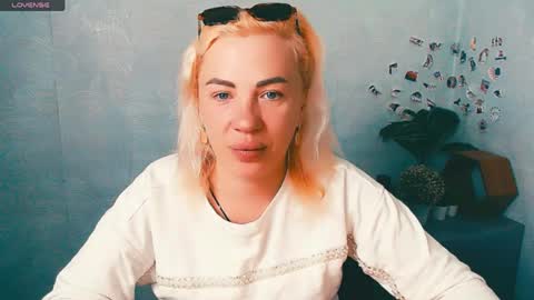 Snapshot of alinafrey_ chatting on May 15, 2026, 5:14 am Alina online show from May 15, 2026, 5:14 am