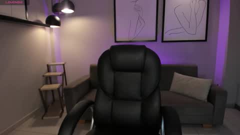 alinakravitz_ online show from December 2, 2025, 11:48 am