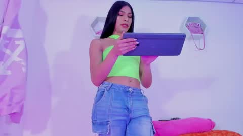 Snapshot of alisiacollinsss chatting on December 22, 2024, 3:00 am Alisia online show from December 22, 2024, 3:00 am