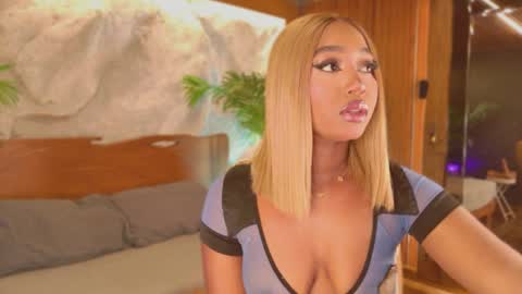 Alison Moon  online show from April 4, 2026, 10:07 pm