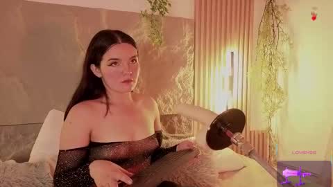 Mia online show from November 9, 2025, 8:07 pm