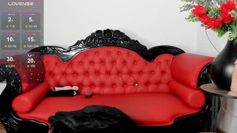 Alisson Domit  online show from December 4, 2024, 5:33 pm