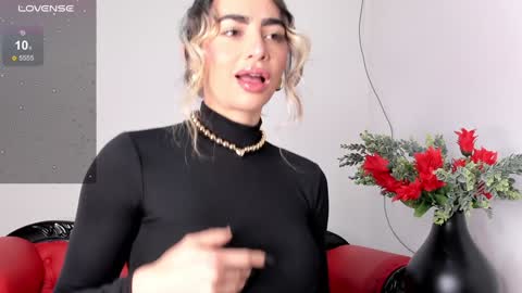 Alisson Domit  online show from December 6, 2024, 1:00 pm