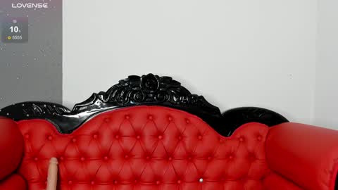 Alisson Domit  online show from December 11, 2024, 11:21 pm