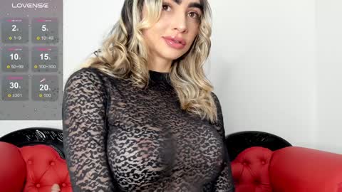 Alisson Domit  online show from December 12, 2024, 4:32 pm