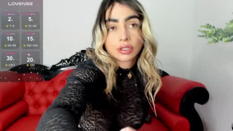 Alisson Domit  online show from December 21, 2024, 5:07 pm